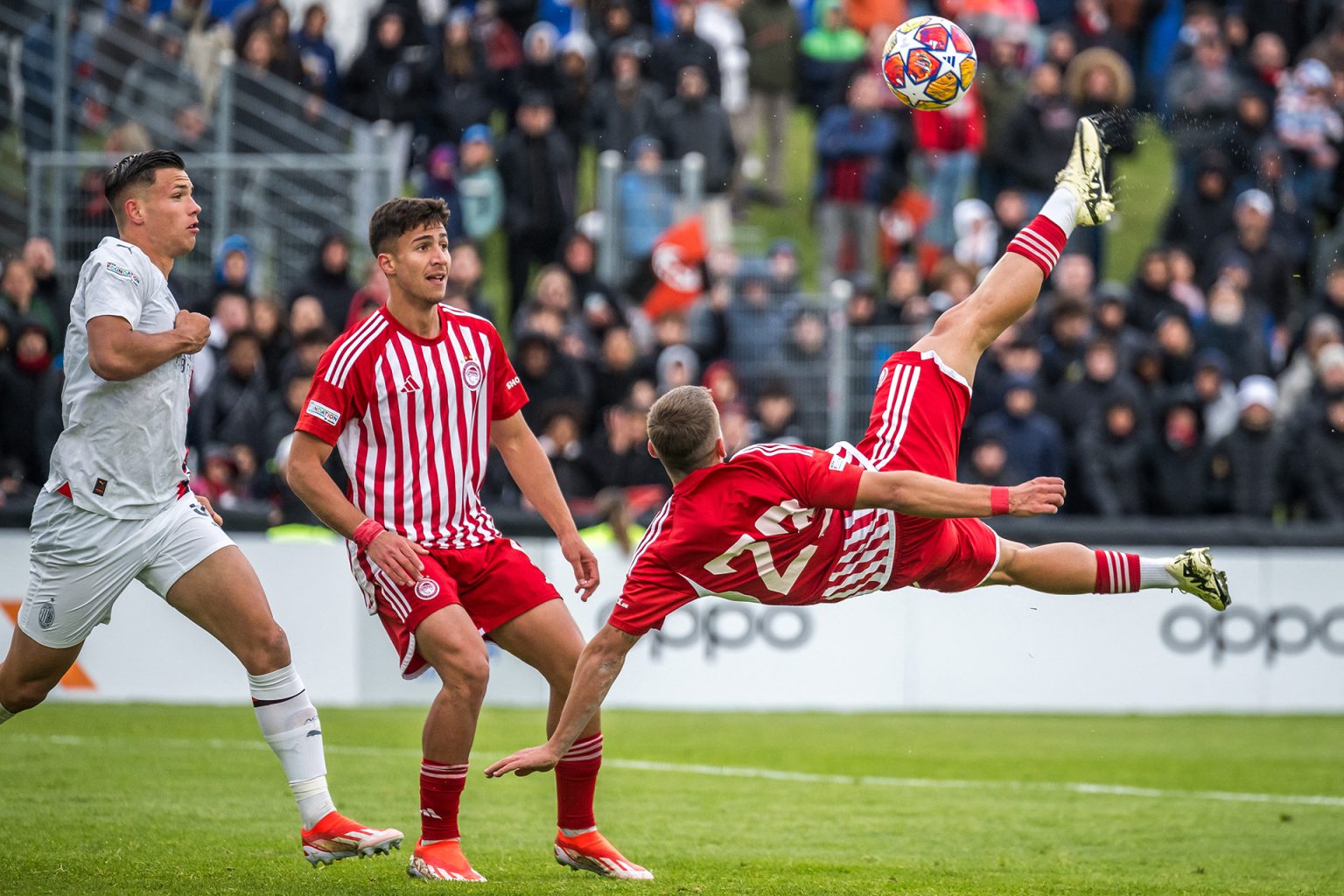 شاهد- هدف على طريقة رونالدو.. أولمبياكوس يهزم ميلان ويفوز بالدوري الأوروبي للشباب AFP 2eItaSui 1713864895