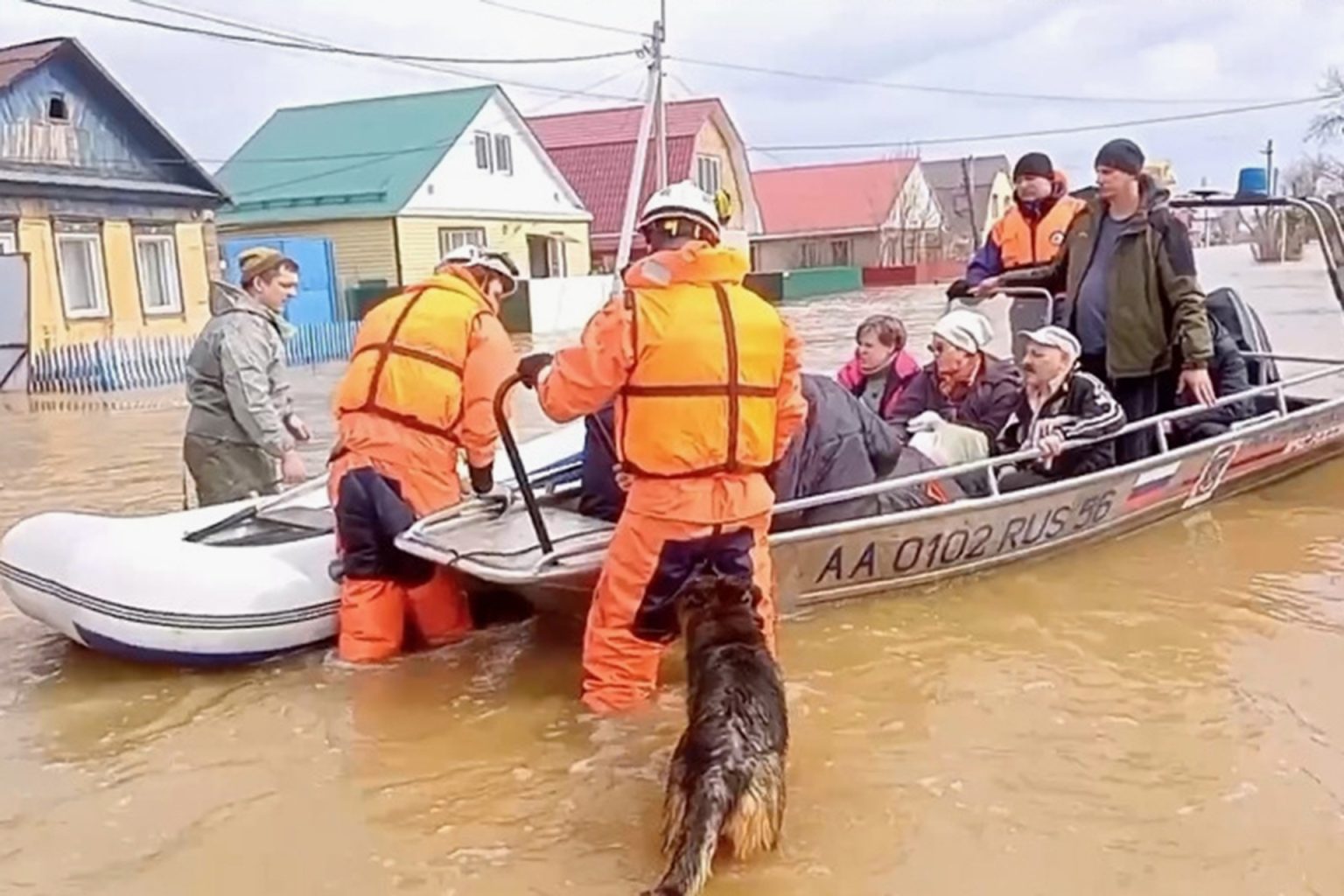 إجلاء الآلاف من منطقة الأورال الروسية بعد انهيار سد GettyImages 2136577266 1712469597