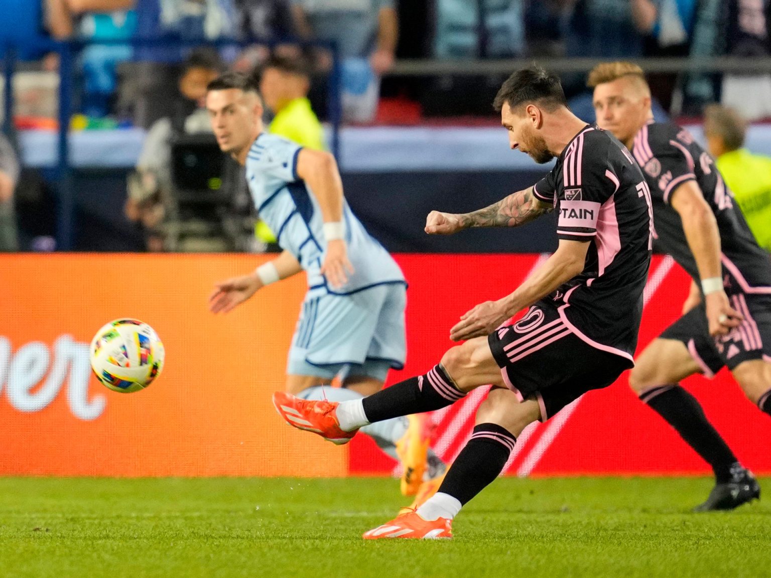 ميسي ملك التمريرات الحاسمة في 30 عاما الماضية MT1USATODAY23019946 1713091301