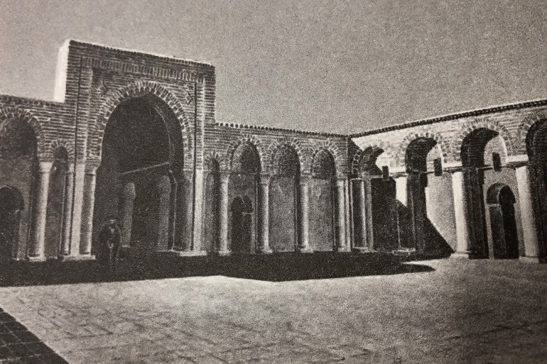 تقفي أثر الملوك والغزاة.. حياة المستشرقة والجاسوسة الإنجليزية جيرترود بيل 1 القبو الداخلي للغرفة الاحتفالية لقصر الأخيضر بعد إعادة بنائه المصدر: كتاب في أثر الملوك والغزاة جيرترود بيل وأركيولوجيا الشرق الأوسط