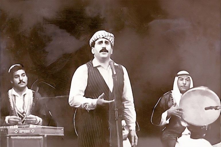 آخر جيل الكبار من قراء المقام العراقي.. حسين الأعظمي من المصارعة إلى ساحات الفن والطرب 1 حسين الأعظمي في مهرجان أيام الموسيقى العربية لدول المشرق العربي.. باريس 1985 منصة إكس نبض بغداد 🇮🇶🦅 @Nabd_Baghdad #المقام_العراقي هو من الفنون الموسيقية العربية القديمة (منذ حوالي 400 سنة في العراق) يعتبره البعض أرقى شكل من أشكال المقام . أدوات المقام العراقي كمثال مقام جالغي #بغدادي هي إضافة إلى القارئ، ثلاثة عازفي آلةالسنطور، جوزة، طبلة أو الدنبك وأحياناً آلة الرق. .