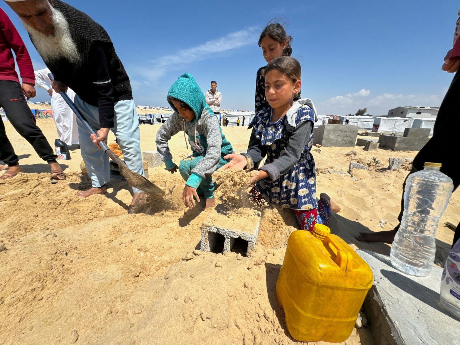 غارات إسرائيلية بغزة في ليلة العيد و20 ألف فلسطيني تحت الأنقاض RC2M17APBOEG 1712741847