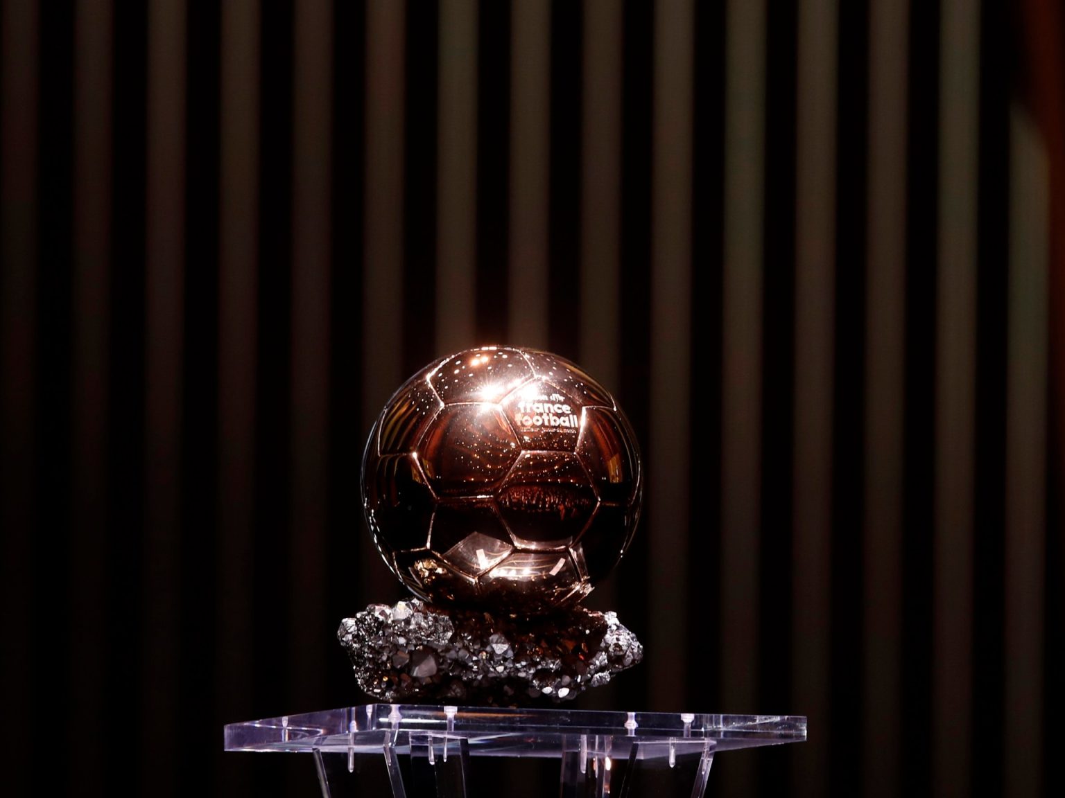 ميسي ورونالدو يعودان.. 16 متنافسا على الكرة الذهبية في 2024 RTXKSMW4