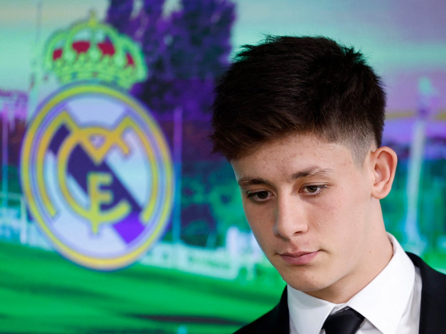 أردا غولر يكشف سر تفضيله ريال مدريد على برشلونة UP1EJ770U1D2F 1699800005