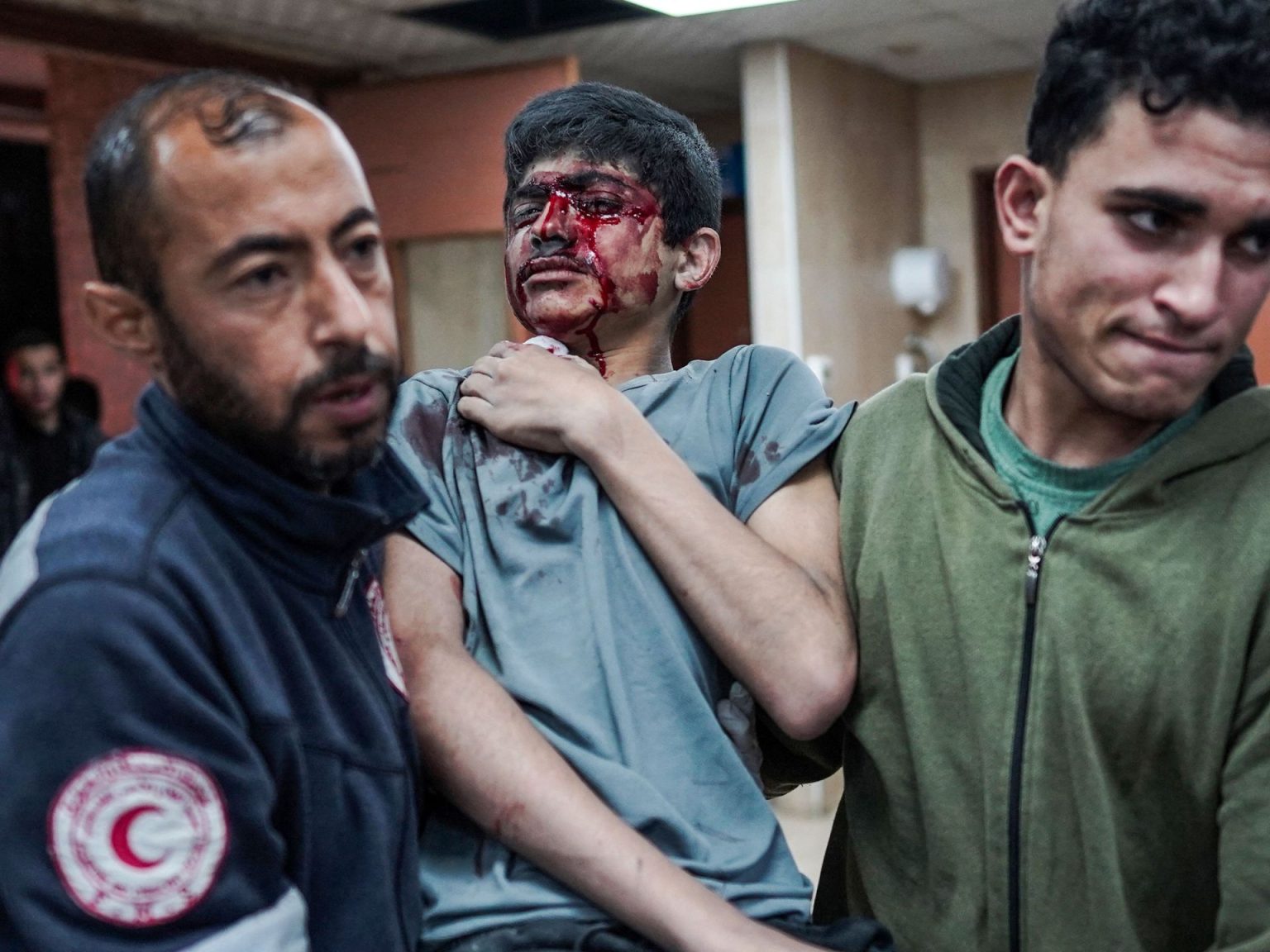 غارات إسرائيلية على قطاع غزة وانتشال عشرات الشهداء في خان يونس doc 34ny7ua 1712647784