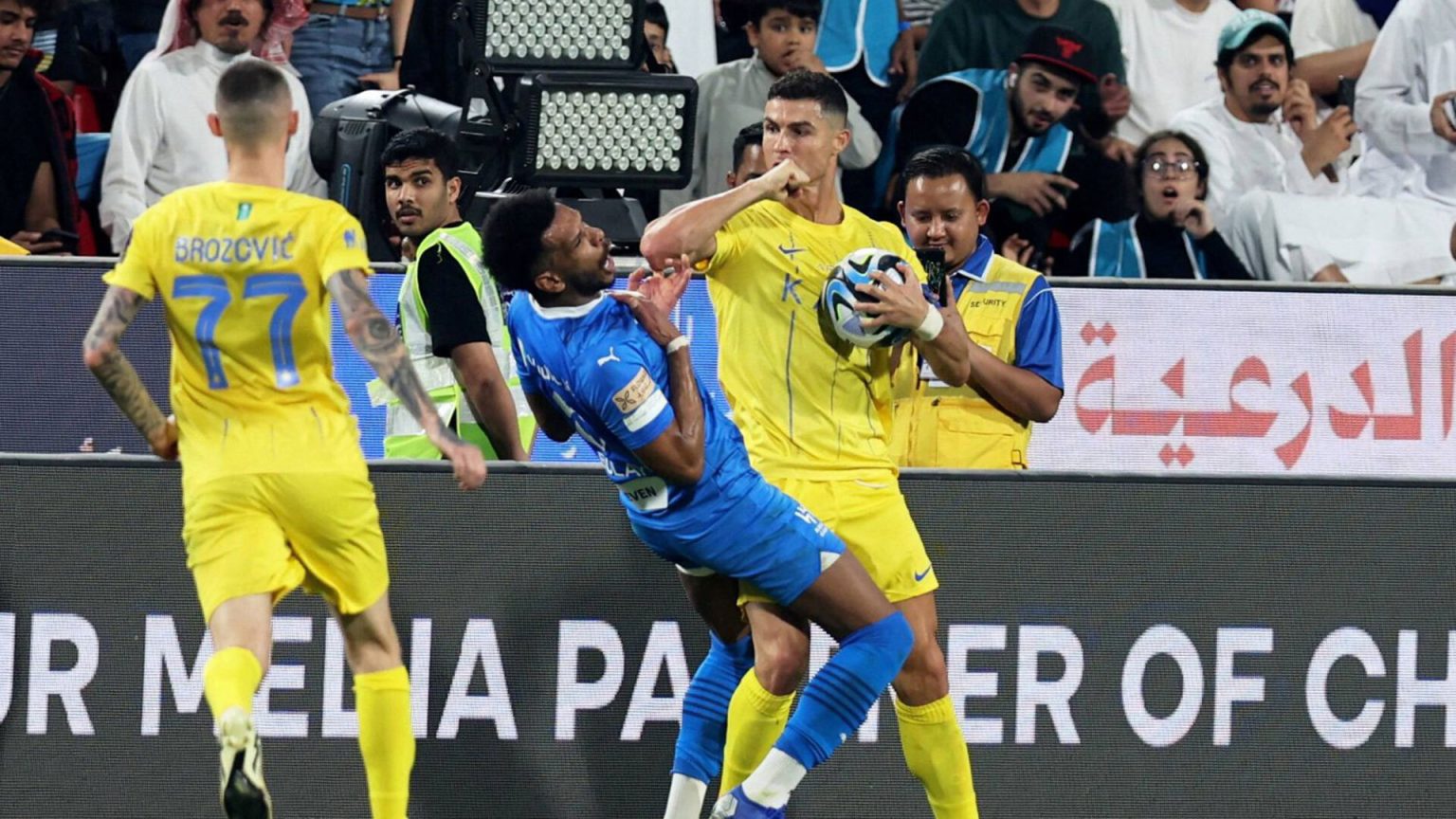 طرد رونالدو في ديربي الرياض يثير انقساما حادا بين جمهور المنصات image 1712684000