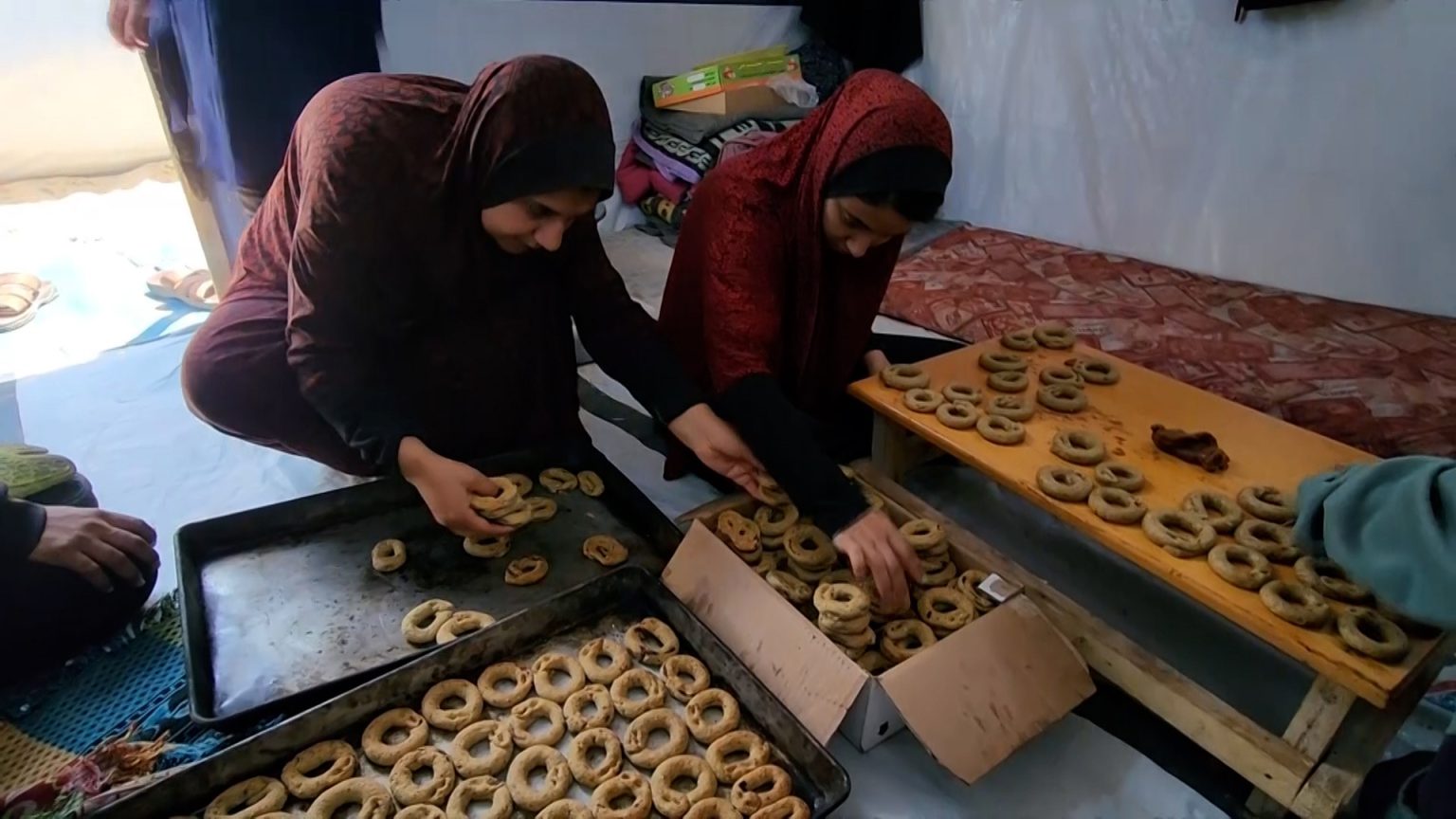 “سنواصل صنع السعادة”.. سكان غزة يصنعون كعك العيد تحت القصف وفي خيام النزوح image 1712823426