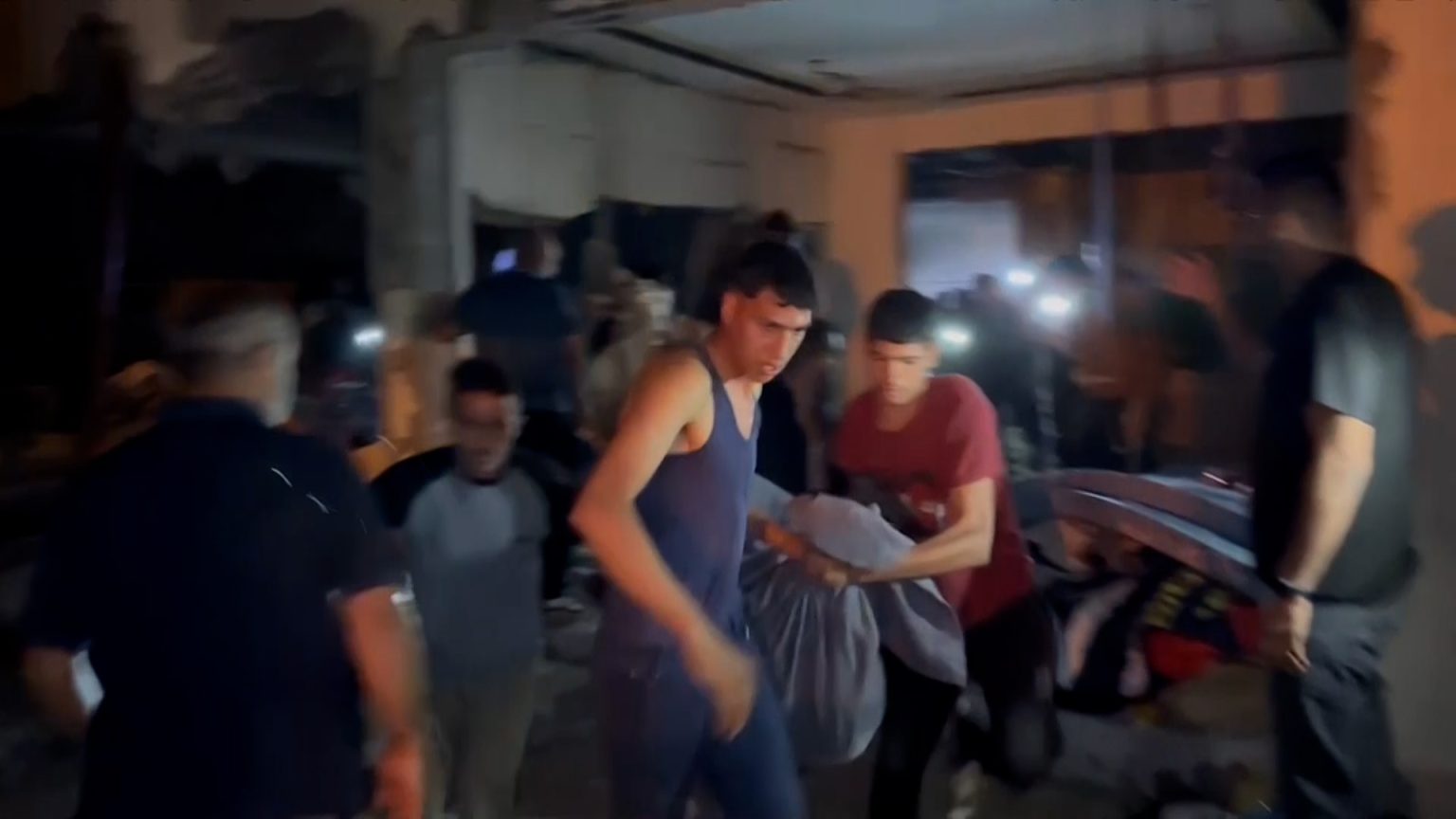 عشرات الشهداء والجرحى في غارات إسرائيلية على وسط وجنوب قطاع غزة image 1714197225