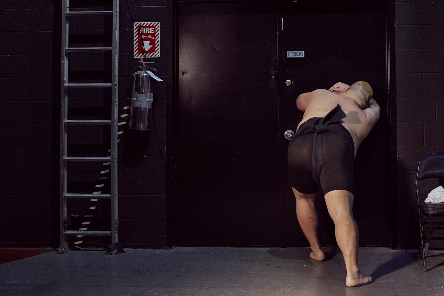 sumo wrestler hidemasa chiyotairyu warms 80040233