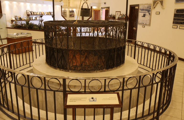 ماء زمزم.. سقيا الحجيج الذي لا ينضب، من أين يأتي وما قصة ظهوره أول مرة؟ 8 زمزم متحف 1712146253