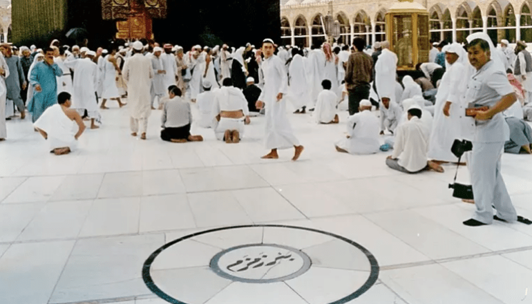 ماء زمزم.. سقيا الحجيج الذي لا ينضب، من أين يأتي وما قصة ظهوره أول مرة؟ 5 زمزم موضع 1712146233