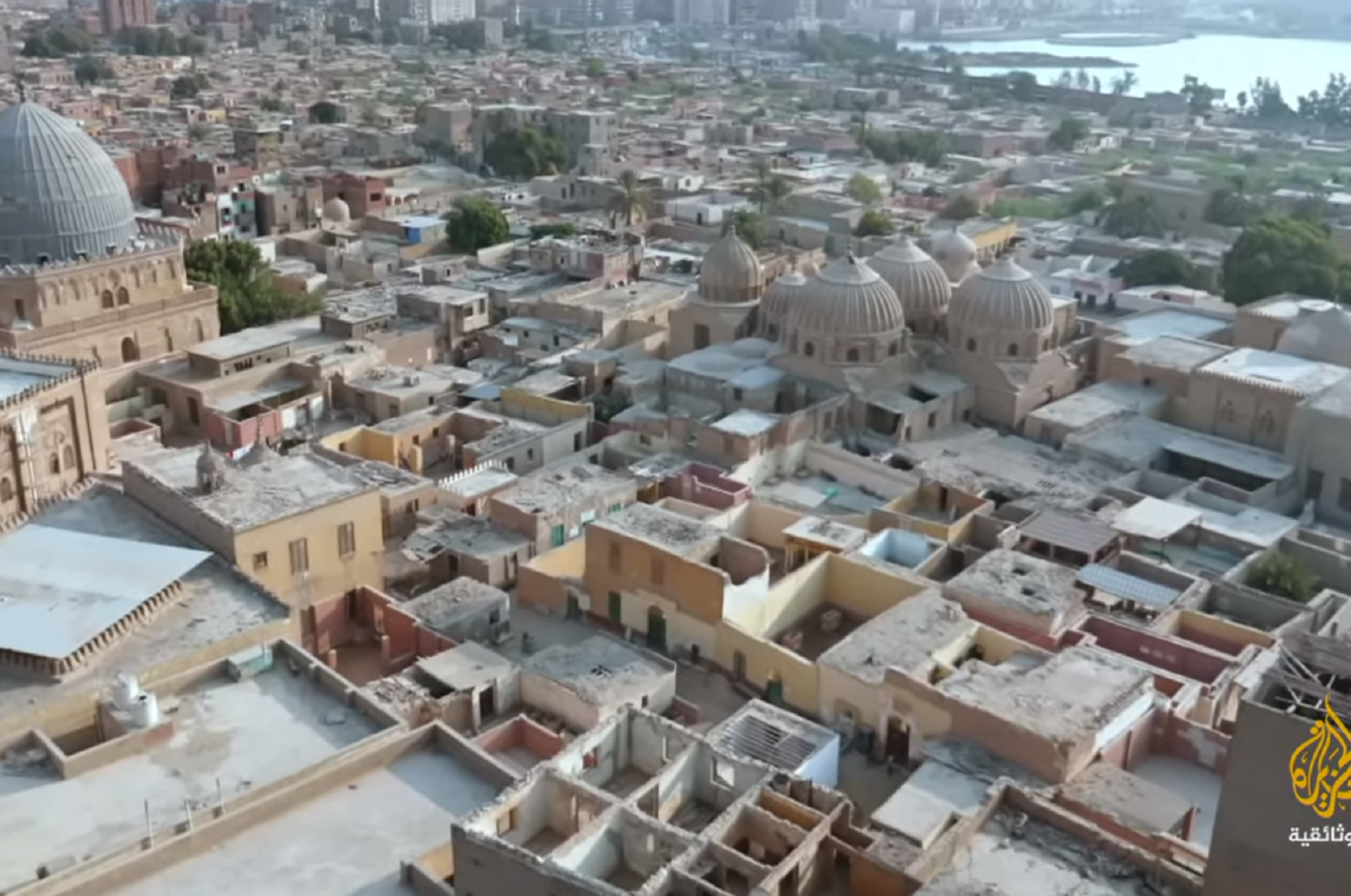 “مدن الموتى”.. فقراء اضطرتهم الحياة لمزاحمة الأموات في مراقدهم مقابر القاهرة سصورة 1714055814