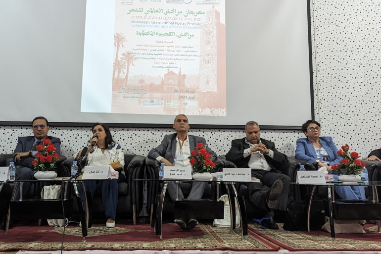 مراكش.. المدينة الحمراء تجمع شعراء العالم وتعبر بهم إلى عالم الدهشة والجمال 5 جانب من مهرجان مراكش العالمي للشعر (الجزيرة)