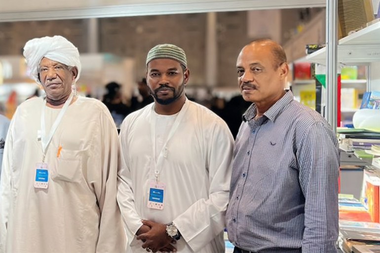 في معرض الدوحة للكتاب.. دور سودانية لم تمنعها الحرب من الحضور 2 بعض أفراد الجالية السودانية في دار عزة