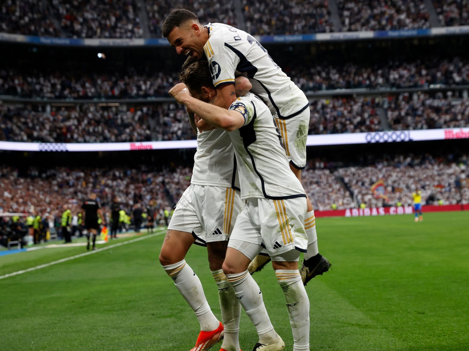 بسقوط برشلونة ضد جيرونا.. ريال مدريد يتوج بطلا للمرة 36 في تاريخه 34462657 1714849202