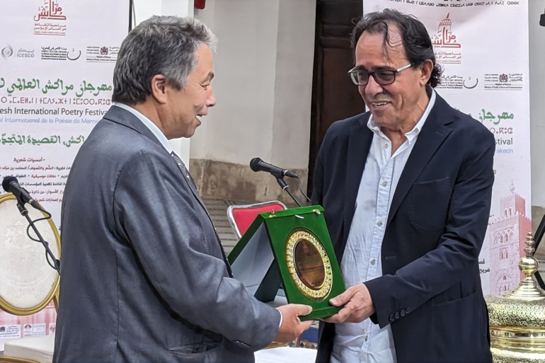 مراكش.. المدينة الحمراء تجمع شعراء العالم وتعبر بهم إلى عالم الدهشة والجمال 8 مهرجان مراكش العالمي للشعر/ قصر الباهية، الشاعر الفلسطيني يتسلم درع التكريم من يد مراد القادري رئيس بيت الشعر في المغرب