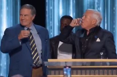 يبدو أن روبرت كرافت وبيل بيليشيك يدفنان فأس باتريوتس مع الخبز المحمص في مطعم توم برادي المشوي bill kraft e1714966321543