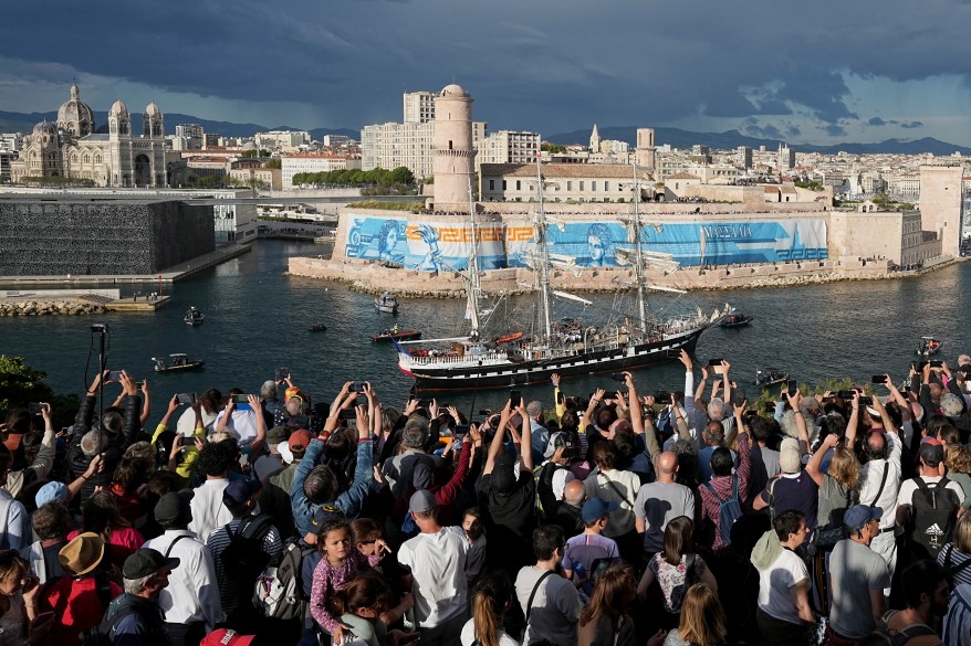 crowds watch belem three masted 81470748