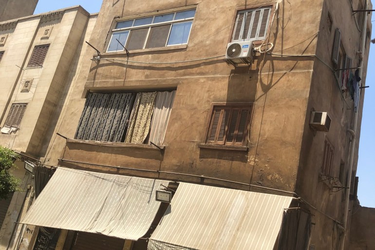 بمتحف "أصداء السيرة الذاتية".. نجيب محفوظ يعود للجمالية بعد 20 عاما 27 هنا ولد ونشأ نجيب محفوظ في البيت رقم 8 بحارة قرمز المطل على ميدان بيت القاضي