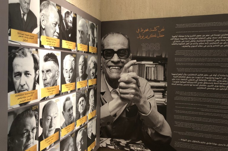 بمتحف "أصداء السيرة الذاتية".. نجيب محفوظ يعود للجمالية بعد 20 عاما 21 نجيب محفوظ ونص الكلمة التي ألقاها أثناء احتفال نوبل ، وجانب من أدباء فازوا بجائزة نوبل