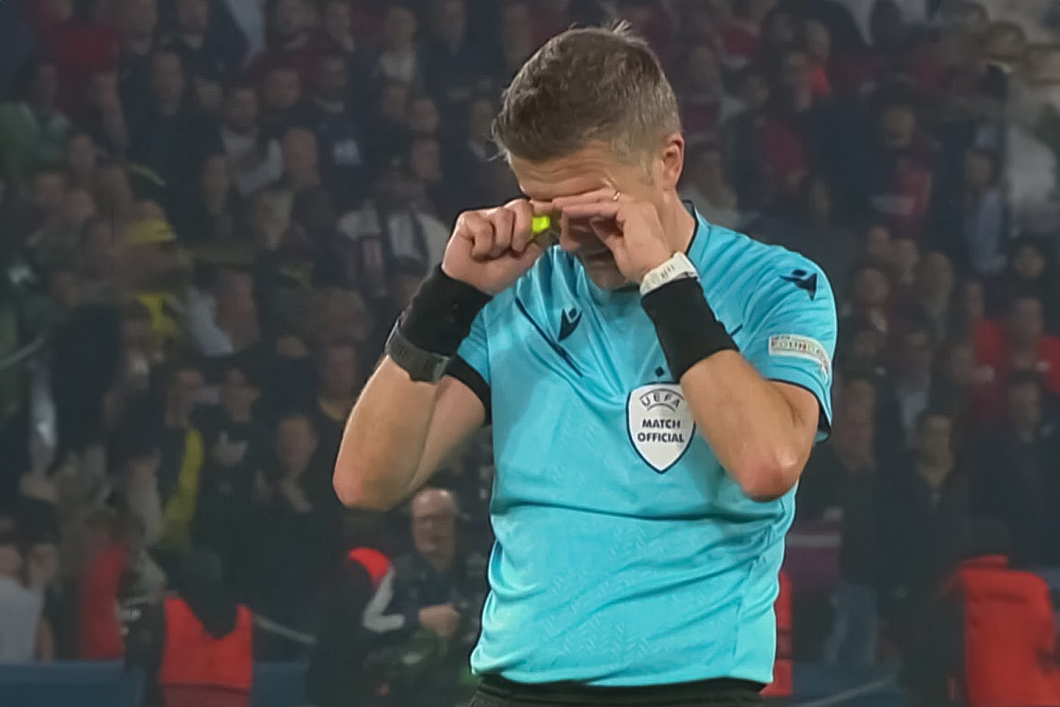 سبب بكاء حكم مباراة سان جيرمان ودورتموند في إياب نصف نهائي دوري أبطال أوروبا r5t 1715174736