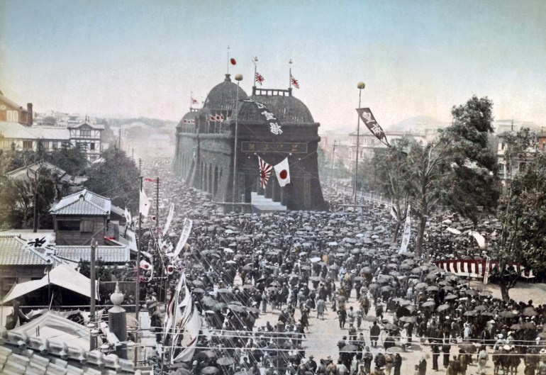 Triumphal Arch, Tokyo, 1895 - The triumphal arch made in Tokyo's Hibiya district to welcome Emperor Meiji back to the capital after the conclusion of the First Sino-Japanese War (1894-1895). Date: 1895