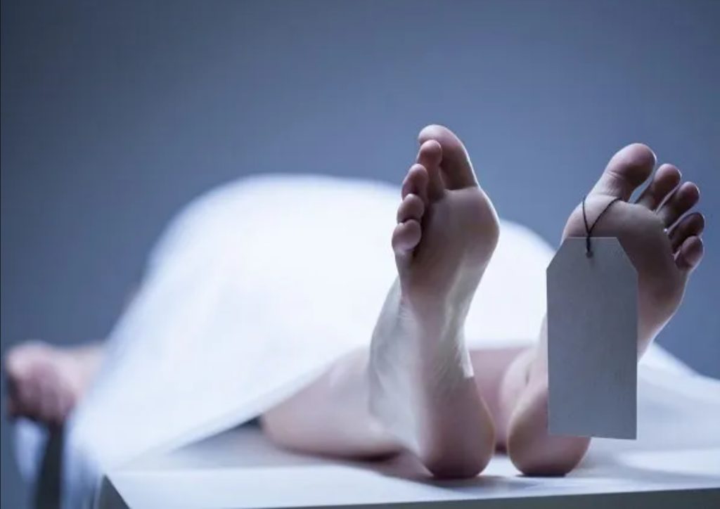 سقوط جثة من سيارة لنقل الموتى 1729666003 image