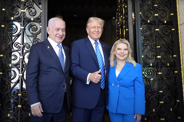 26/07/2024 - 20:44 us  -  israel  -  palestinian  -  conflict  -  trump  -  netanyahu West Palm Beach, United States HANDOUTIsraeli Government Press OfficeAFP This still image taken from an Israeli Government Press Office video shows Israeli Prime Minister Benjamin Netanyahu (L) and his wife Sara (R) being welcomed by former US President Donald Trump at the Mar-a-Lago Club in West Palm Beach, Florida, on July 26, 2024. (Photo by Handout / Israeli Government Press Office / AFP)