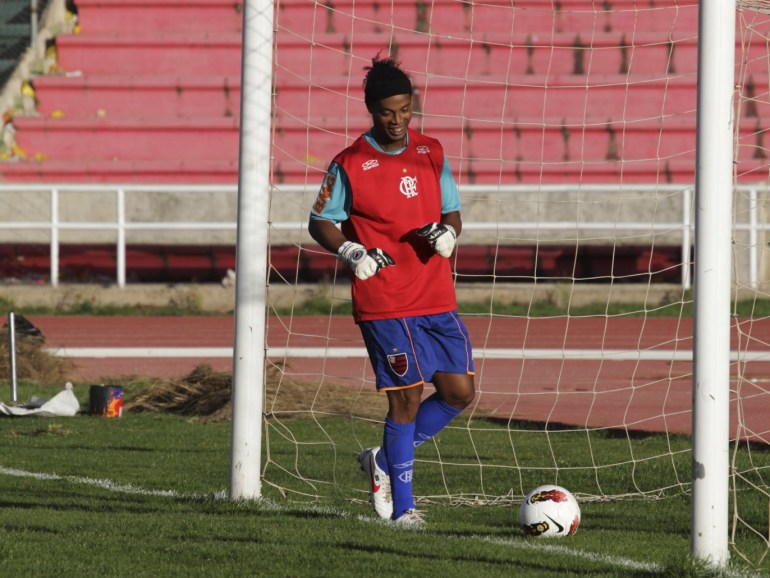 Striker Ronaldinho from Brazil's Flamengo attends a training session in Sucre, January 24, 2012. Flamengo will face Bolivia's Real Potosi on January 25 for the Copa Libertadores qualifying soccer match in Potosi, some 4,000m above sea level. REUTERS/David Mercado (BOLIVIA - Tags: SPORT SOCCER)