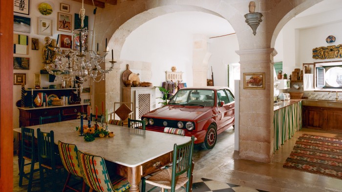 منزل مايوركا حيث كل غرفة عبارة عن معرض https3A2F2Fd1e00ek4ebabms.cloudfront.net2Fproduction2F2cb51eb7 499b 4bc2 a4b9 4680838a6a83