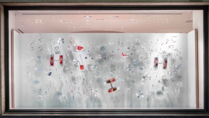 إيزابيل وهيلين: النحاتون يعيدون تصور عروض الأزياء https3A2F2Fd1e00ek4ebabms.cloudfront.net2Fproduction2Fdc0e3c1f f3d9 4902 b453 6edc0c666d8c