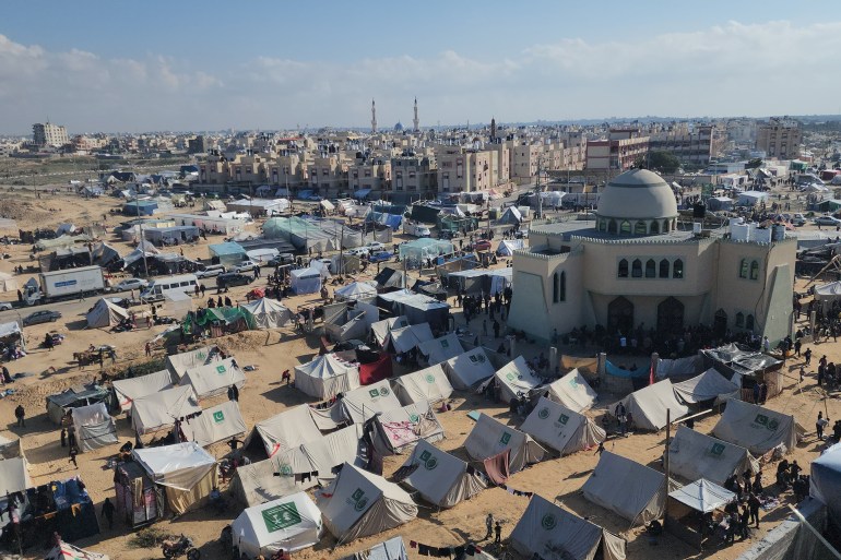 منطقة المواصي تككتظ بعشرات معسكرات الخيام على امتداد البحر من رفح جنوباً وحتى دير البلح وسط قطاع غزة -رائد موسى-رفح-الجزيرة نت