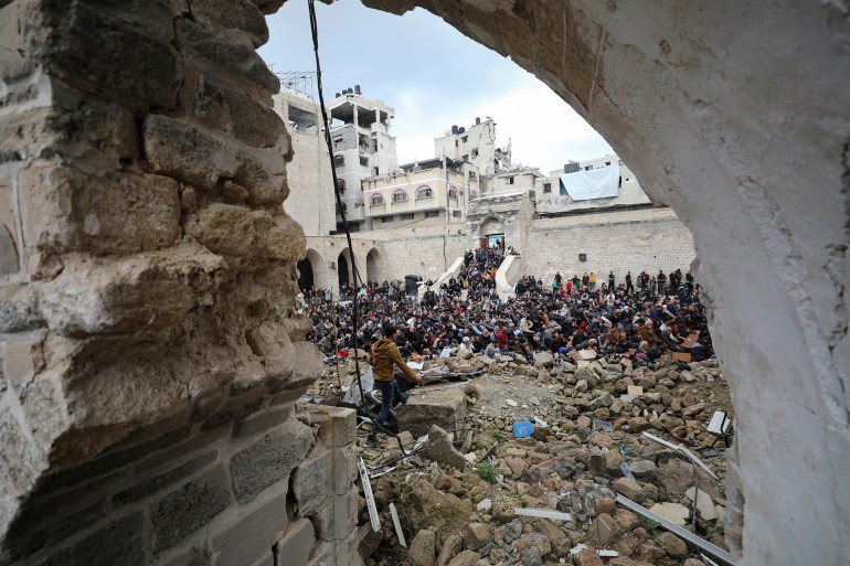 Palestinians attend the funeral of Rawhi Mushtaha, a senior Hamas official and Sami Odeh, Hamas' general security service commander, who were killed in an Israeli strike during the war, amid a ceasefire between Israel and Hamas, in Gaza City January 24, 2025. REUTERS/Dawoud Abu Alkas TPX IMAGES OF THE DAY