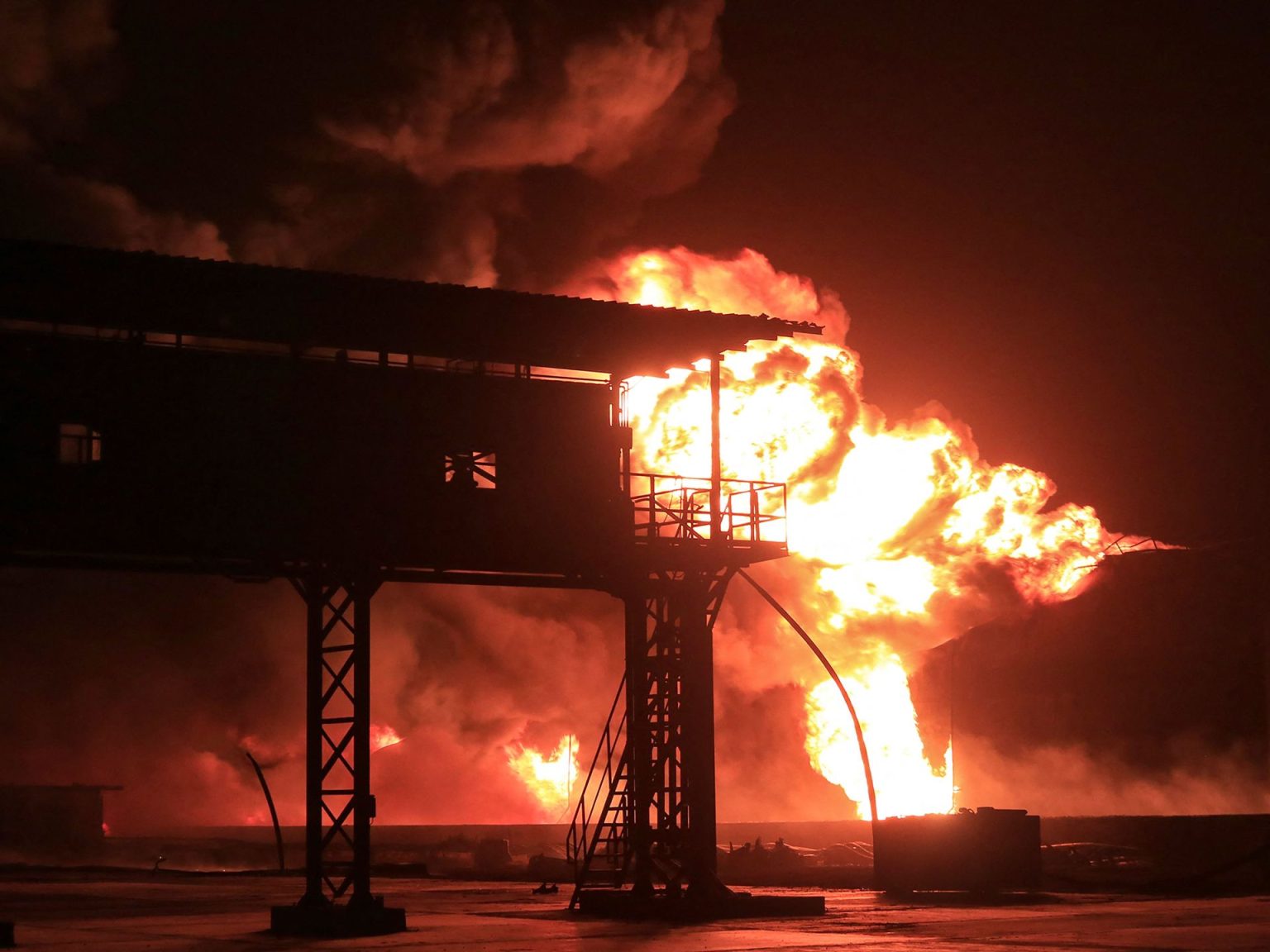 38 قتيلا وعشرات المصابين بقصف أميركي لميناء رأس عيسى في اليمن doc 364n6vb 1721553759