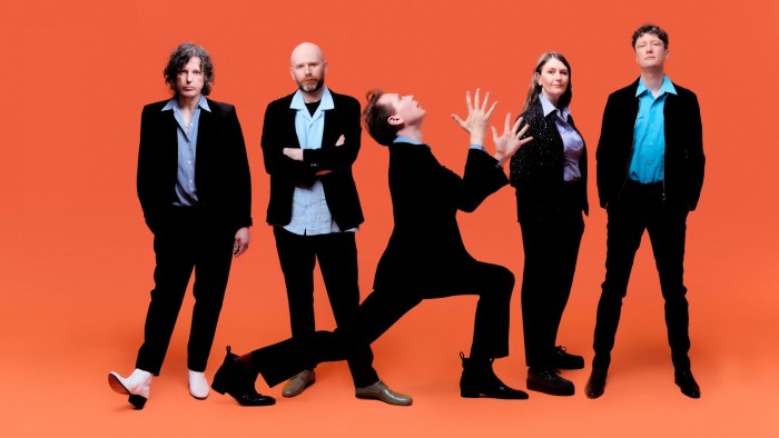 فرانز فرديناند: مراجعة ألبوم The Human Fear – موسيقى البوب العتيقة وومضات من الجرأة https3A2F2Fd1e00ek4ebabms.cloudfront.net2Fproduction2F7f558126 4401 43d8 95d0 eb7bd64cb655