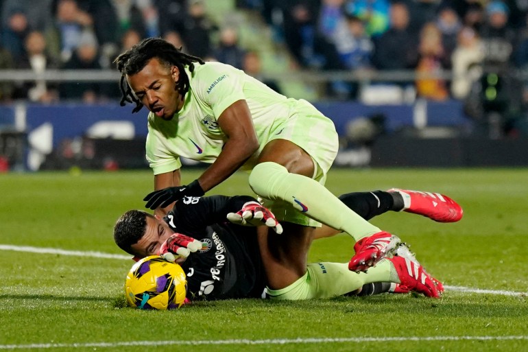 Soccer Football - LaLiga - Getafe v FC Barcelona - Estadio Coliseum, Getafe, Spain - January 18, 2025 FC Barcelona's Jules Kounde in action with Getafe's David Soria before scoring their first goal REUTERS/Ana Beltran