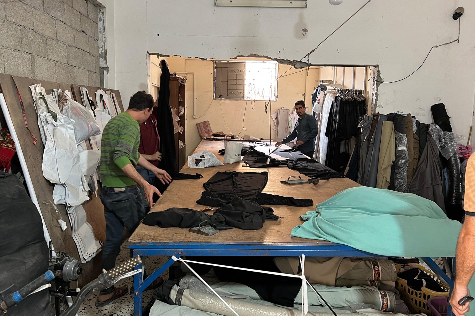 غزيون يتحدون آلة الحرب ويزرعون الأمل بالعمل 12 1745488506