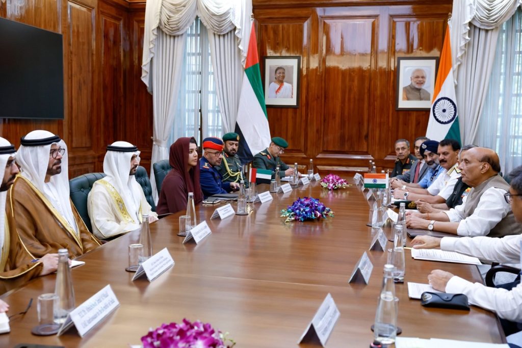 حمدان بن محمد يبحث مع وزير الدفاع الهندي تعزيز التعاون وتبادل الخبرات في المجالات الدفاعية 1744119613 image