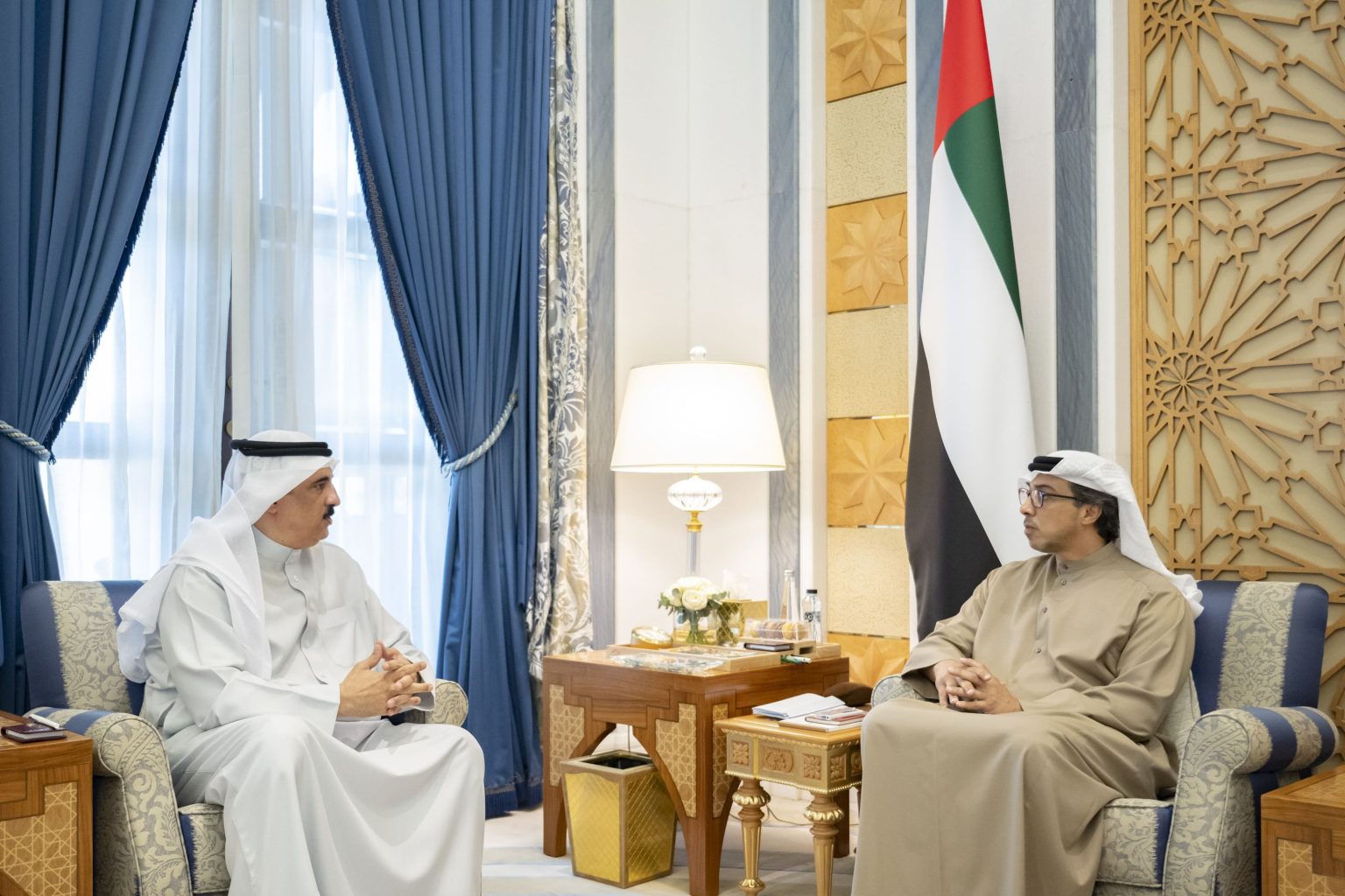 منصور بن زايد يبحث وسفير البحرين سبل تعزيز التعاون 1744822039 image