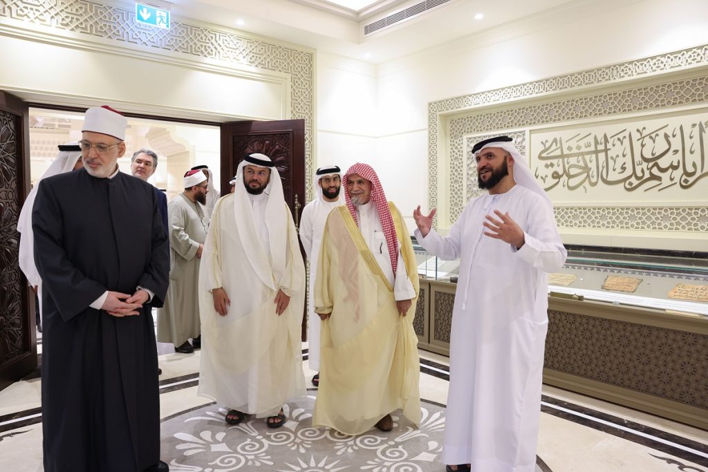 إمام وخطيب الحرم المكي يشيد بأدوار مجمع القرآن الكريم بالشارقة 1745001495 image