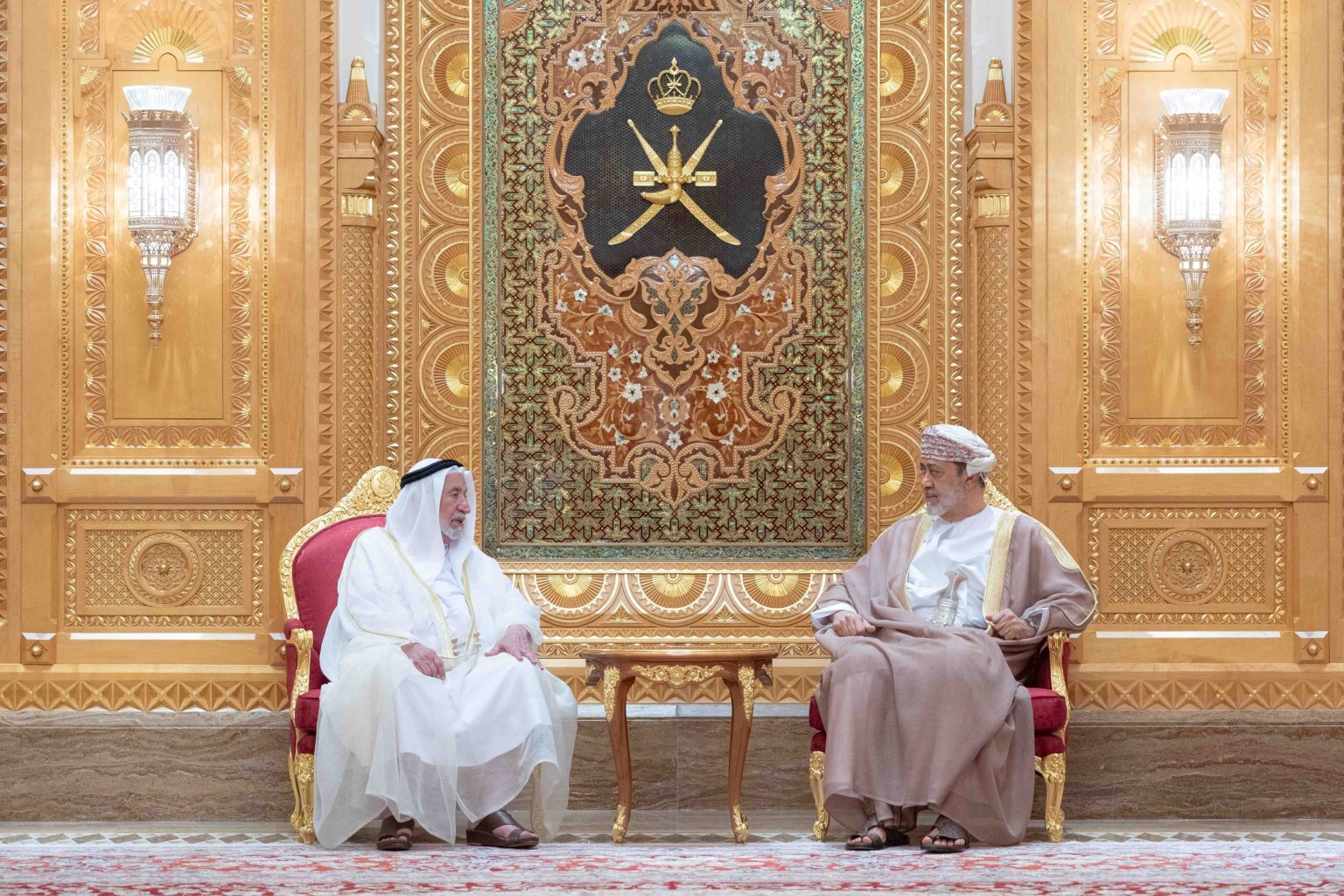 سلطان عمان يستقبل حاكم الشارقة في قصر العلم بمسقط 1745501537 image