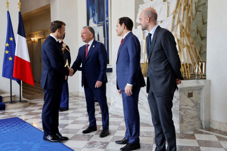 لماذا يتوجّس الأوروبيون من الحماسة الأميركية لصفقة السلام بأوكرانيا؟ 1 France's President Emmanuel Macron shakes hands with US Special Envoy Steve Witkoff next to US Secretary of State Marco Rubio and France's Minister for Europe and Foreign Affairs Jean-Noel Barrot before a meeting at the Elysee presidential palace in Paris on April 17, 2025. LUDOVIC MARIN/Pool via REUTERS
