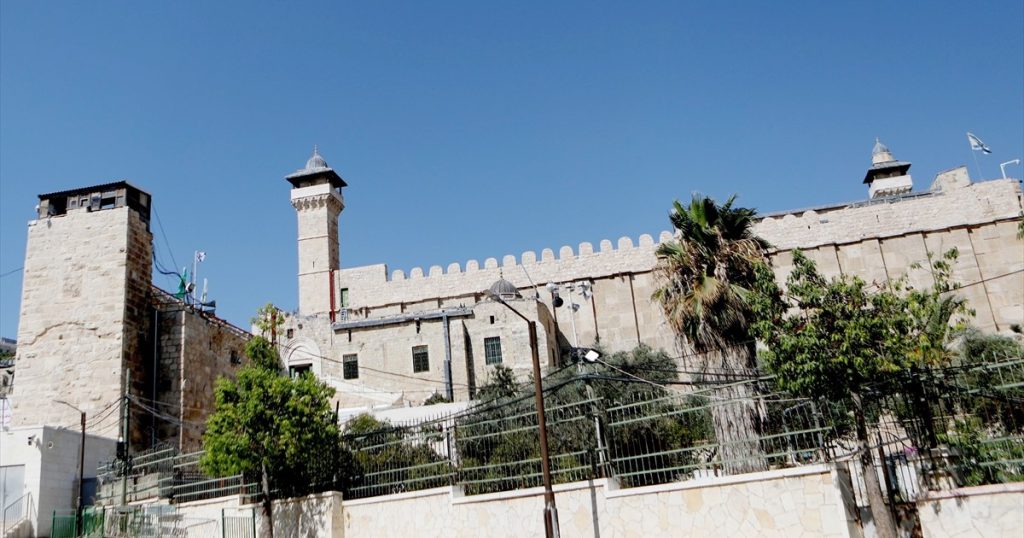 إسرائيل تقرر إبعاد مدير الحرم الإبراهيمي وتغلق أبوابا بالمسجد 20210810 2 49553302 67802418 Web