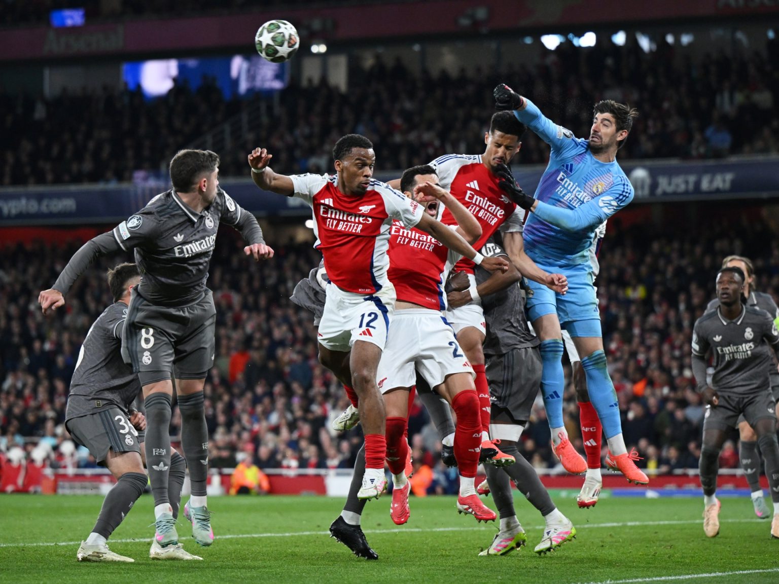 هل يتأهل ريال مدريد لنصف نهائي دوري أبطال أوروبا؟ الذكاء الاصطناعي يجيب 2209242130 1744147538