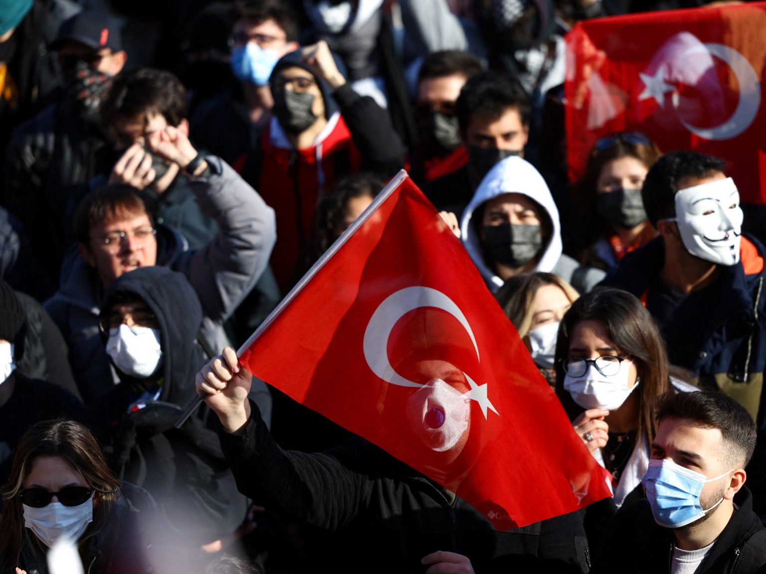 القضاء التركي يفرج عن 107 طلاب أوقفوا خلال الاحتجاجات 32321 1742586771