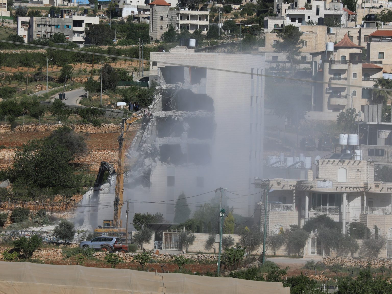 شهيد بالضفة وعشرات المستوطنين يقتحمون الأقصى 37699452 1745235316