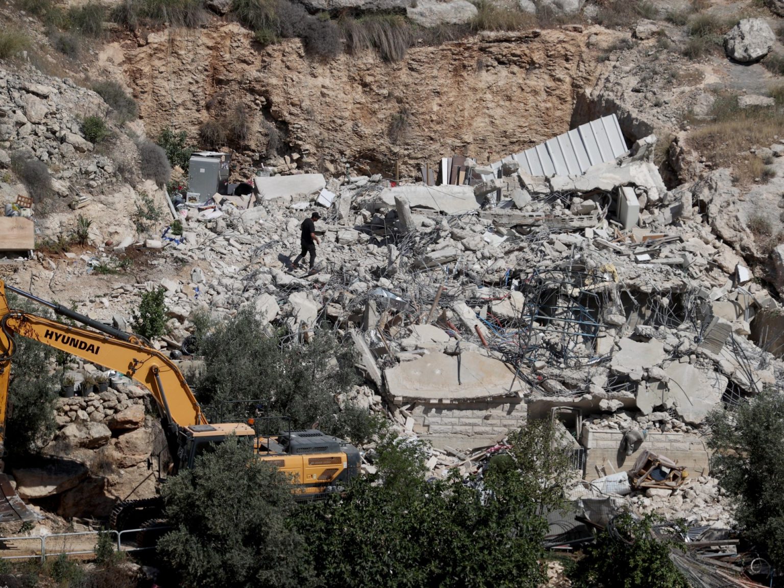 الاحتلال يقتحم بلدة الرام ويستعد لتفجير منزل شهيد 37700916 1745281409