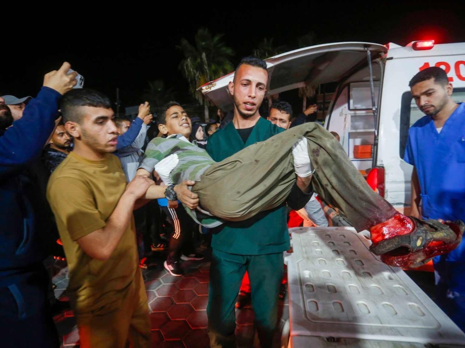 50 شهيدا في غزة والاحتلال يقر بقصف مدرسة تؤوي نازحين 37729608 1745456989