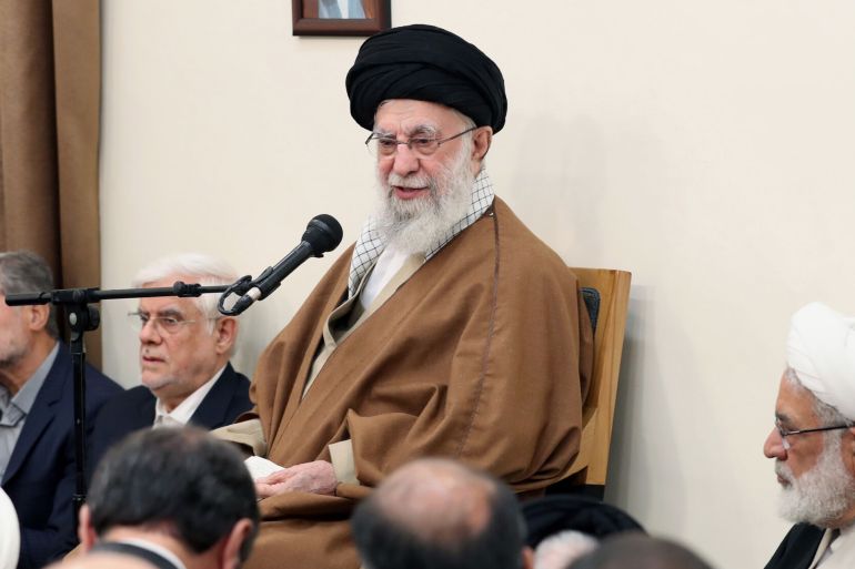 العودة إلى الدبلوماسية.. هل تقود المفاوضات الإيرانية الأميركية لاتفاق جديد؟ 2 IRANIAN LEADER PRESS OFFICE / HANDOUT" - NO MARKETING NO ADVERTISING CAMPAIGNS - DISTRIBUTED AS A SERVICE TO CLIENTS----) Iran's Supreme Leader Ayatollah Ali Khamenei holds a meeting with senior officials at his residence in Tehran, Iran on April 15, 2025.