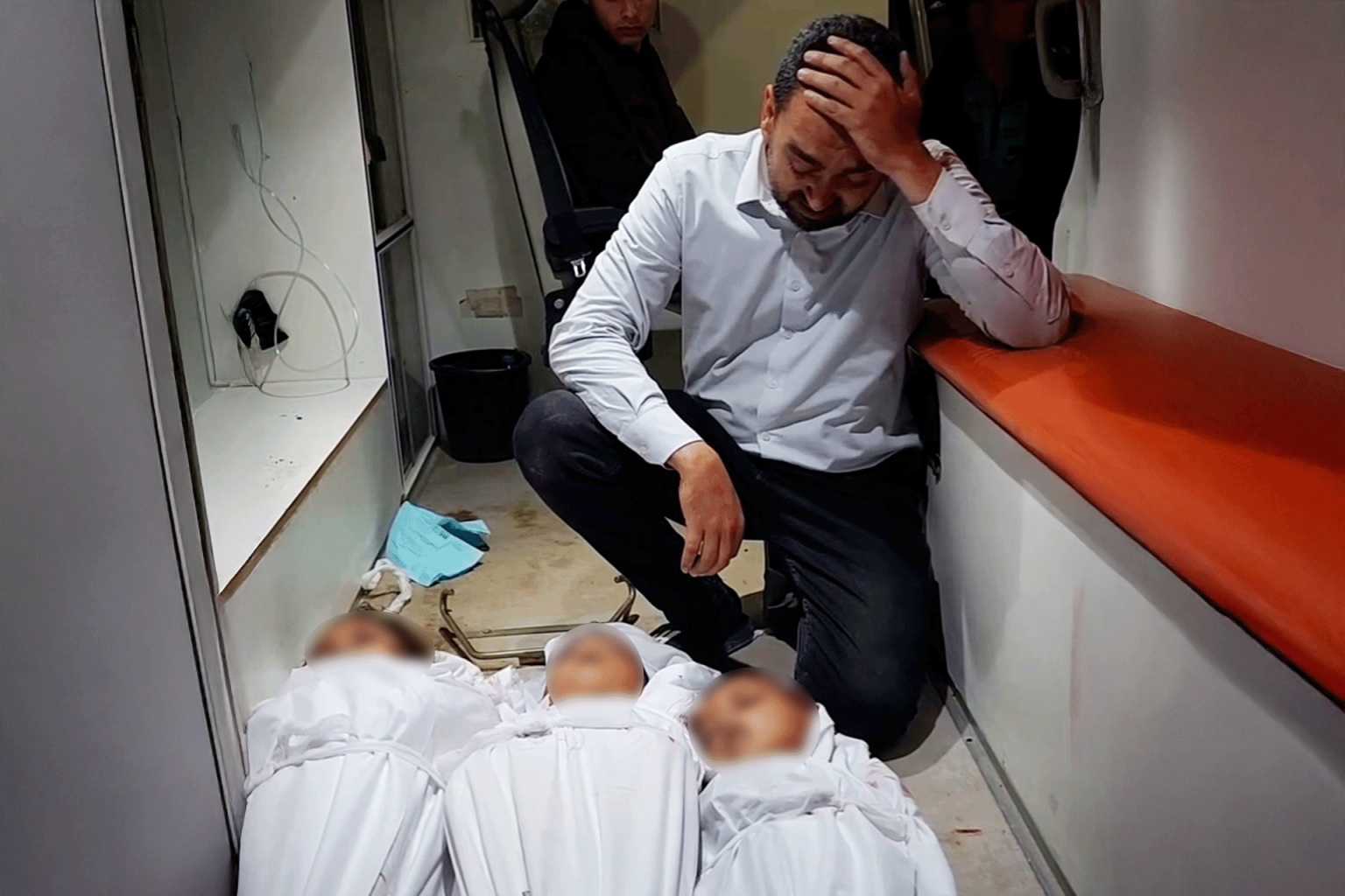 مراسل الجزيرة بغزة يودّع أفرادا من عائلته استشهدوا بقصف إسرائيلي 5623 1745599972